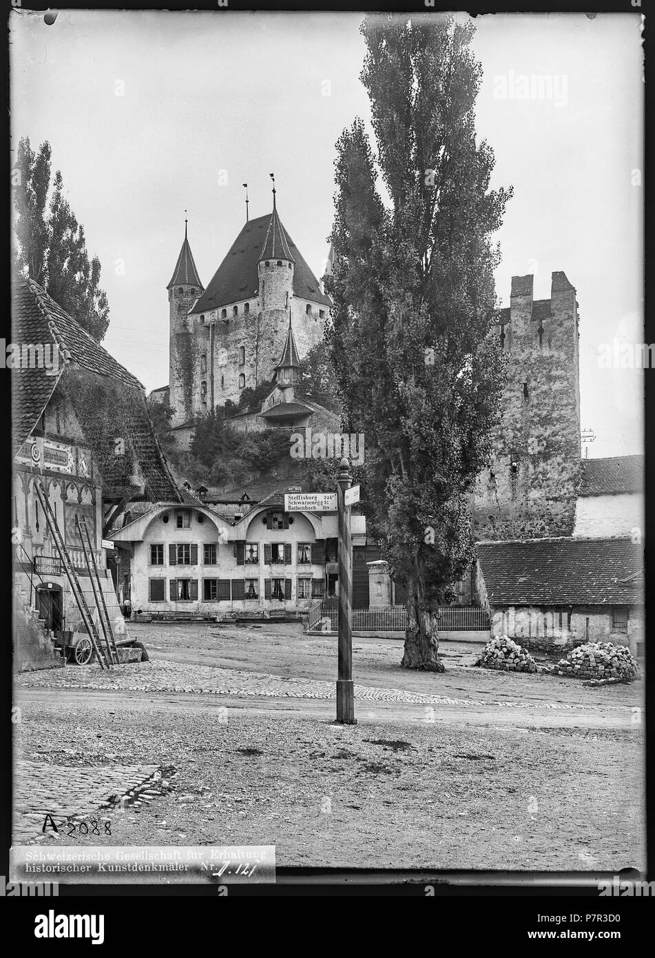 83 CH-NB - Thun, Schloss und Berntor, vue partielle extérieure - Collection Max van Berchem - EAD-6703 Stock Photo