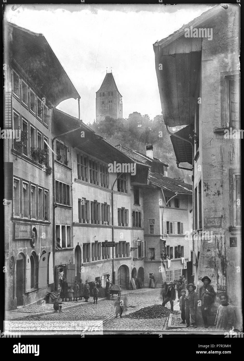 Fribourg, vue partielle; Vue d'une rue dans le quartier de l'Ange avec la tour rouge en arrière-plan. September 1899 71 CH-NB - Fribourg, vue partielle - Collection Max van Berchem - EAD-6839 Stock Photo