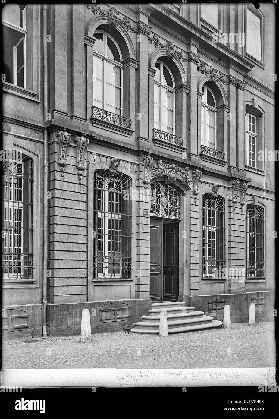 Basel, Blaues Haus, Fassade, vue partielle; Vue partielle de la façade de la Maison Bleue sise au Rheinsprung 16. 1901 66 CH-NB - Basel, Blaues Haus, Fassade, vue partielle - Collection Max van Berchem - EAD-6955 Stock Photo