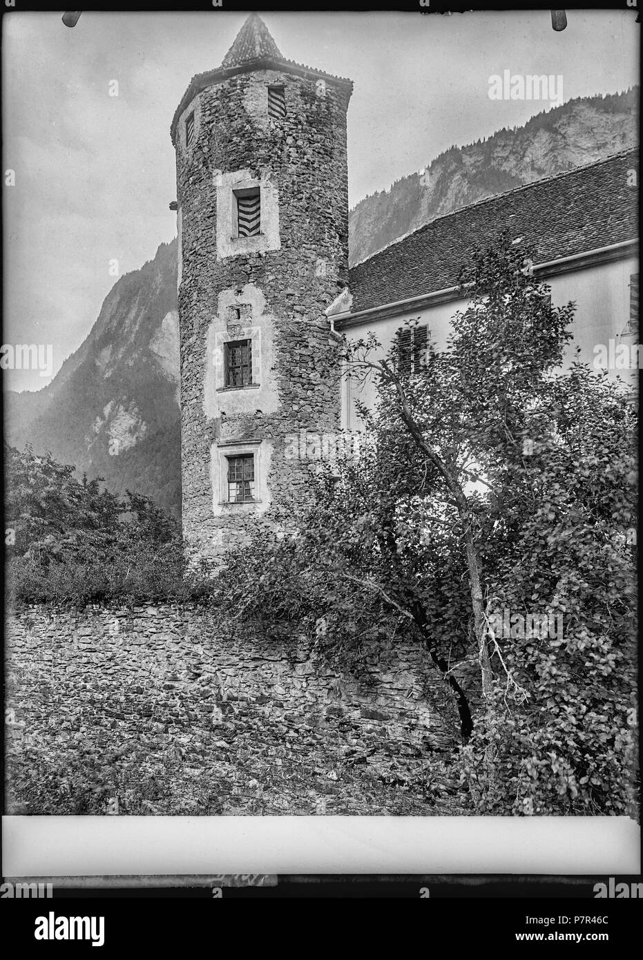 Igis, Schloss Marschlins, Tour, vue partielle; Vue partielle du Château de Marschlins et plus particulièrement d'une de ses tours, sur la commune de Igis dans le canton des Grisons; Schloss Marschlins (., Igis). 1900 72 CH-NB - Igis, Schloss Marschlins, Tour, vue partielle - Collection Max van Berchem - EAD-7044 Stock Photo