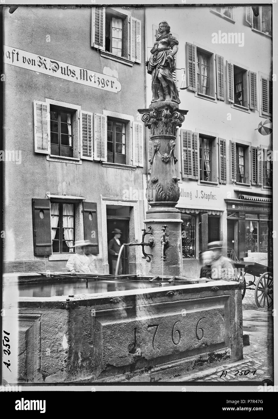 Aarau, Gerechtigkeitsbrunnen, vue partielle; Vue partielle de la Gerechtigkeitsbrunnen (fontaine de la Justice) sur laquelle se tient la statue de la déesse Justice, à Aurau, capitale du canton d'Argovie.. 1902 64 CH-NB - Aarau, Gerechtigkeitsbrunnen, vue partielle - Collection Max van Berchem - EAD-7066 Stock Photo
