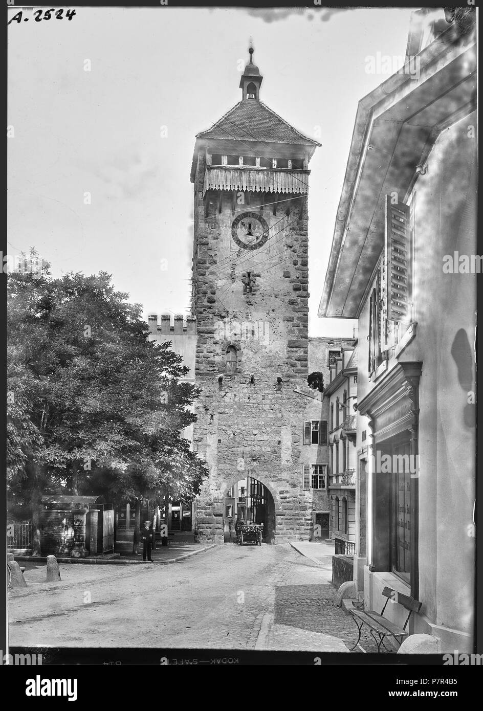 Rheinfelden, Turm, vue partielle; Vue partielle de la Tour supérieure (Obertorturm) se trouvant au dessus de la porte de la ville de Rheinfelden, dans le canton d'Argovie. 1901 79 CH-NB - Rheinfelden, Turm, vue partielle - Collection Max van Berchem - EAD-7089 Stock Photo