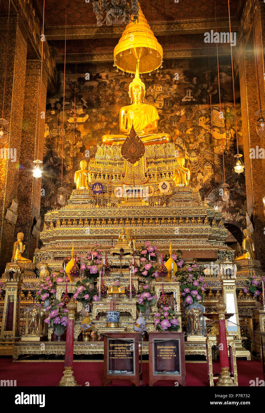The alter and Buddha in one of the temples at Wat Pho, a Buddhist temple in Phra Nakhon district, Bangkok, Thailand.  Known also as the Temple of the  Stock Photo