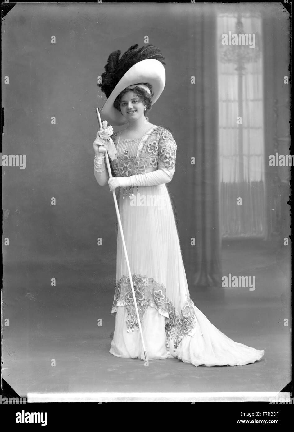 Rosa Grünberg som Angèle Didier i Greven av Luxemburg, Oscarsteatern 1910. Glasnegativ 336 Rosa Grünberg, rollporträtt - SMV - GG036 Stock Photo