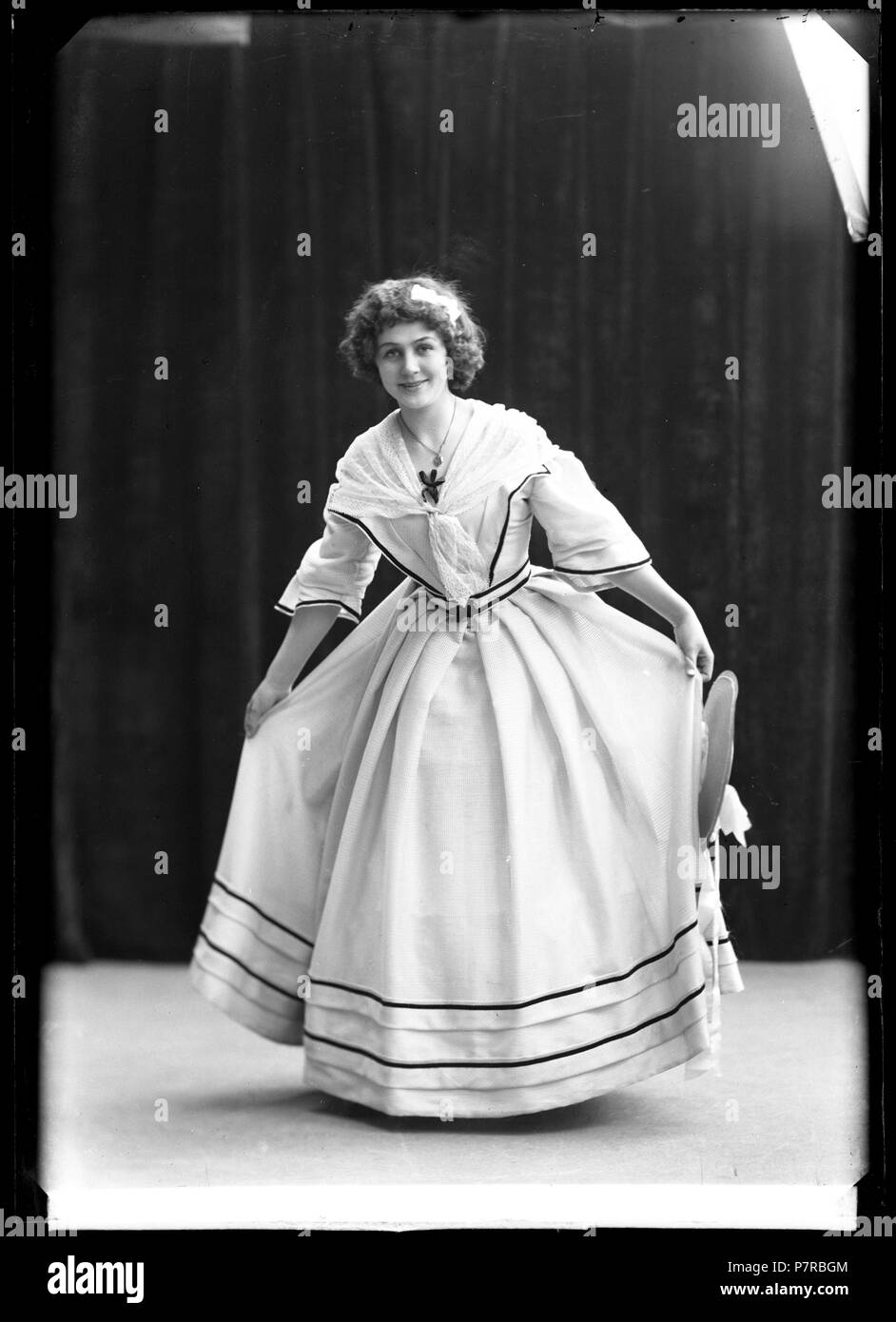 Stina Hedberg (f. Holm) som Emma i Många vänner, Dramatiska teatern 1906. Glasnegativ 356 Stina Hedberg, rollporträtt - SMV - GH064 Stock Photo