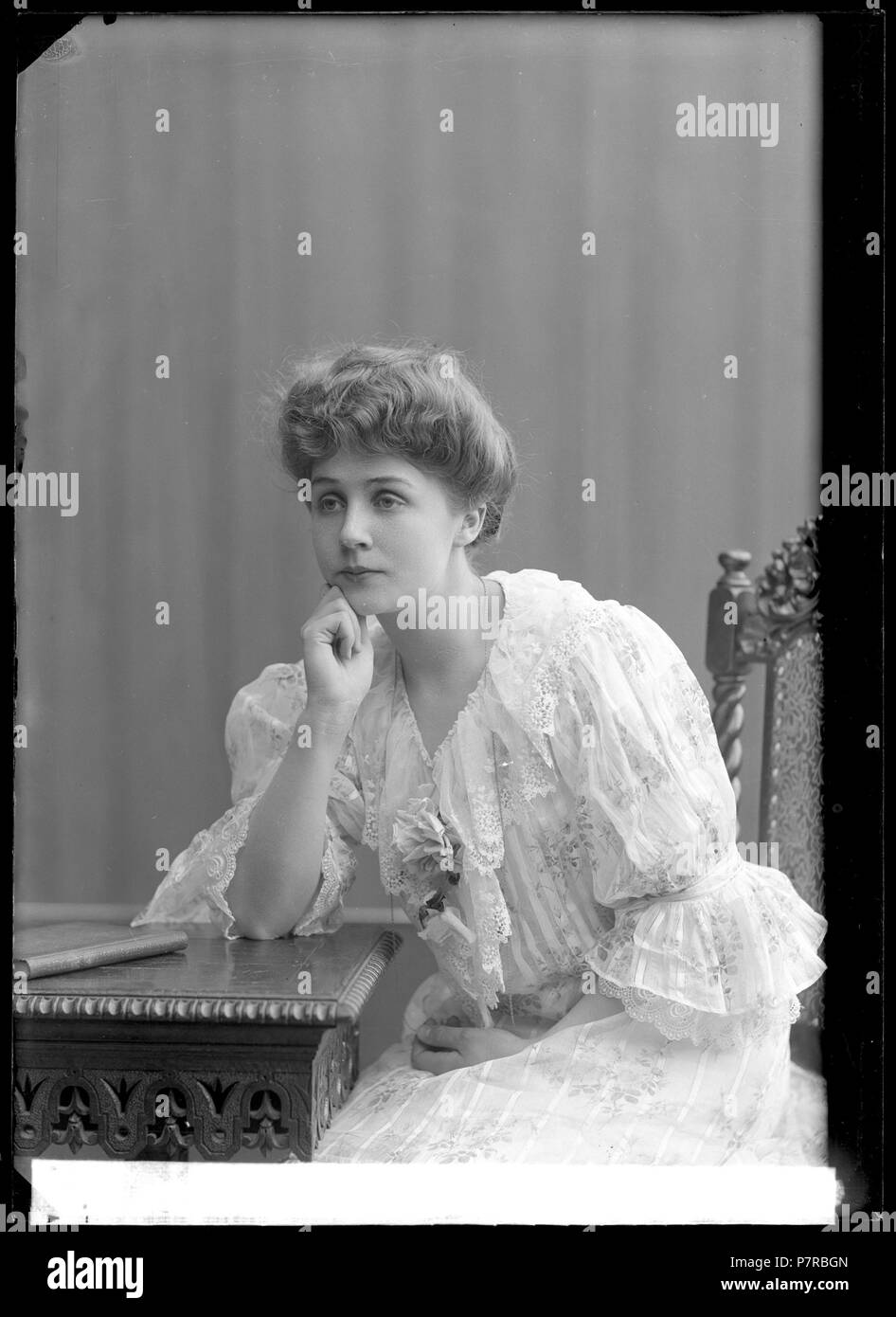 Stina Hedberg (f. Holm) som Suzanne i Fruarna Montanbrèche, Svenska teatern 1906. Glasnegativ 356 Stina Hedberg, rollporträtt - SMV - GH065 Stock Photo
