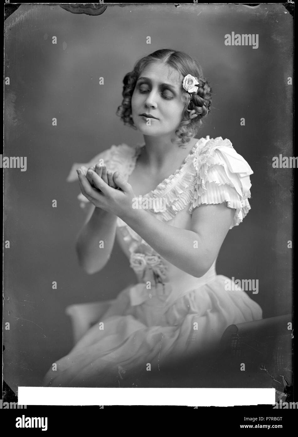 Stina Hedberg (f. Holm) som Anne-Marie i Dunungen, Dramatiska teatern 1914. Glasnegativ 356 Stina Hedberg, rollporträtt - SMV - GH073 Stock Photo