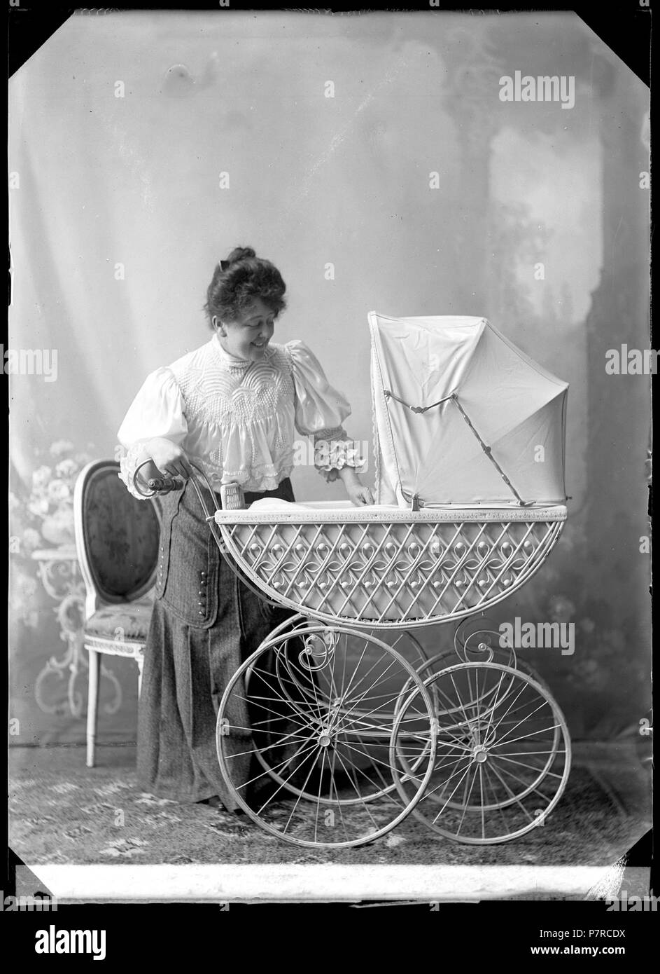 Helfrid Lambert, odaterat porträtt med barnvagn ca 1904. Glasnegativ 189  Helfrid Lambert, actor, undated portrait with pram - SMV - GL014 Stock  Photo - Alamy