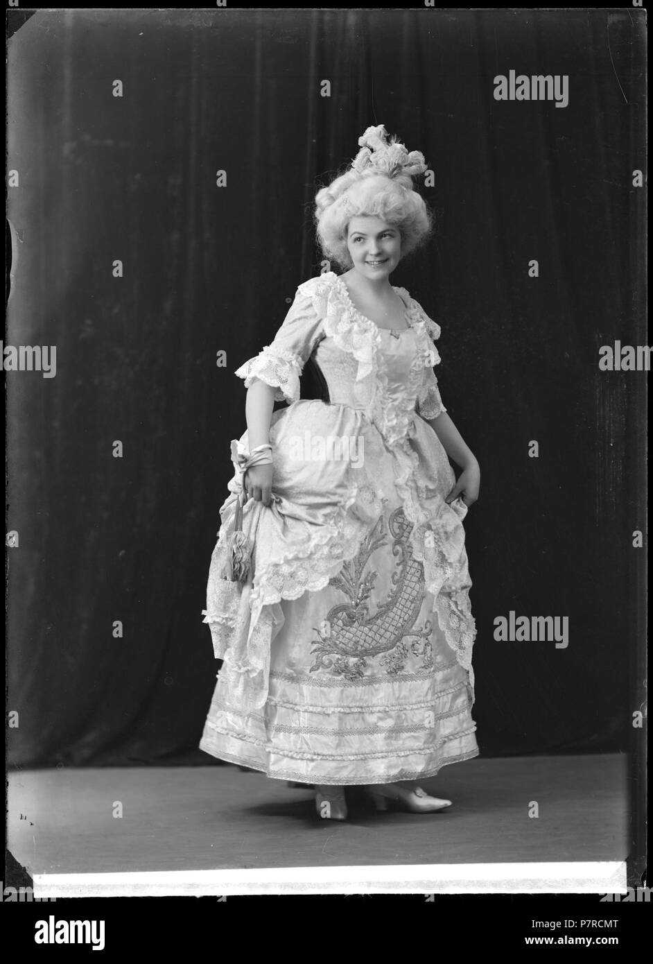 Anna-Lisa Lindzén som Christerl i Till kejsaren, Oscarsteatern 1912. Glasnegativ 23 Anna-Lisa Lindzén in Till kejsaren at Oscarsteatern 1912 - SMV - GL103 Stock Photo