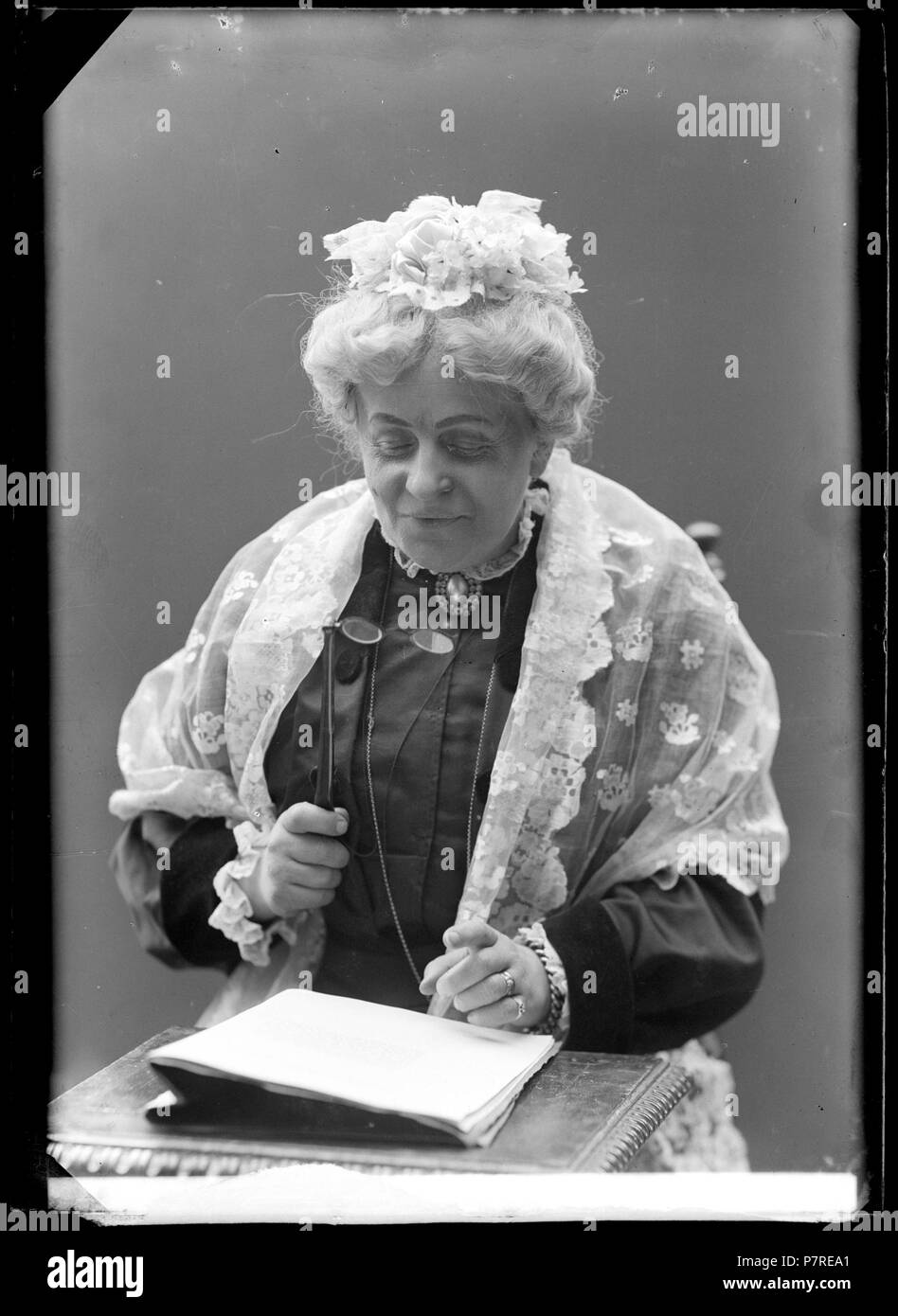 Mia Hagman i Tant Cramers testamente, Vasateatern 1906. Glasnegativ 266 Mia  Hagman, rollporträtt - SMV - GH018 Stock Photo - Alamy