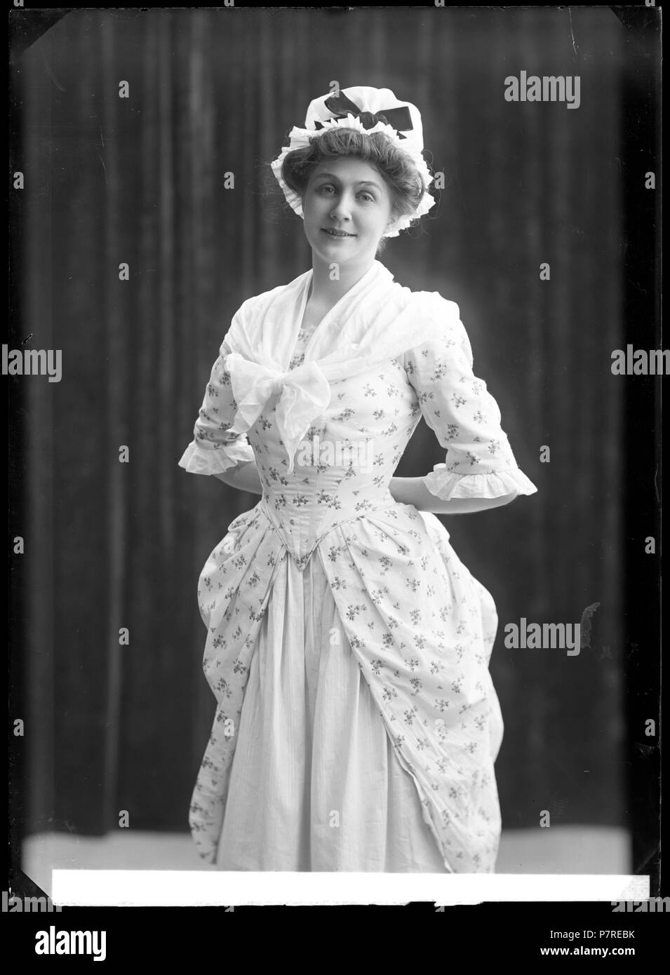 Stina Hedberg (f. Holm) som Rosette i Lek ej med kärleken, Dramatiska teatern 1908. Glasnegativ 356 Stina Hedberg, rollporträtt - SMV - GH066 Stock Photo