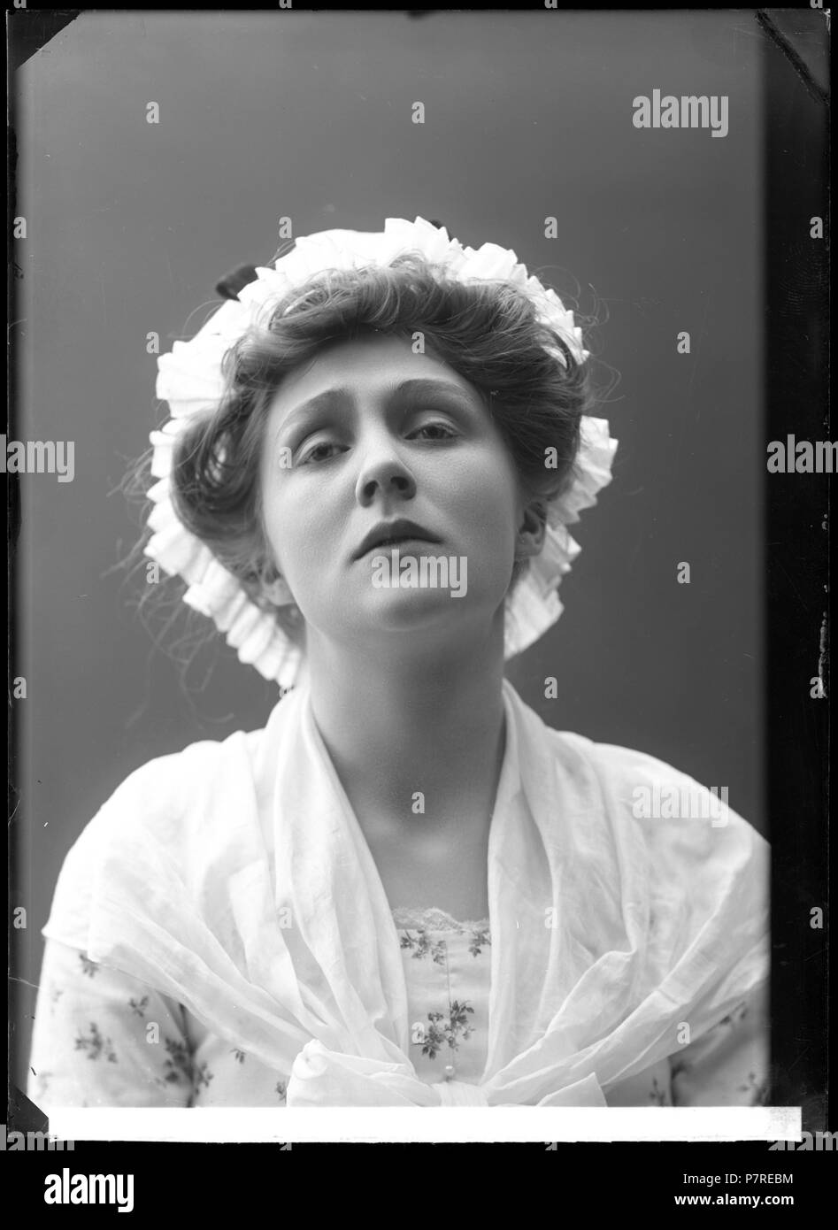 Stina Hedberg (f. Holm) som Rosette i Lek ej med kärleken, Dramatiska teatern 1908. Glasnegativ 356 Stina Hedberg, rollporträtt - SMV - GH067 Stock Photo