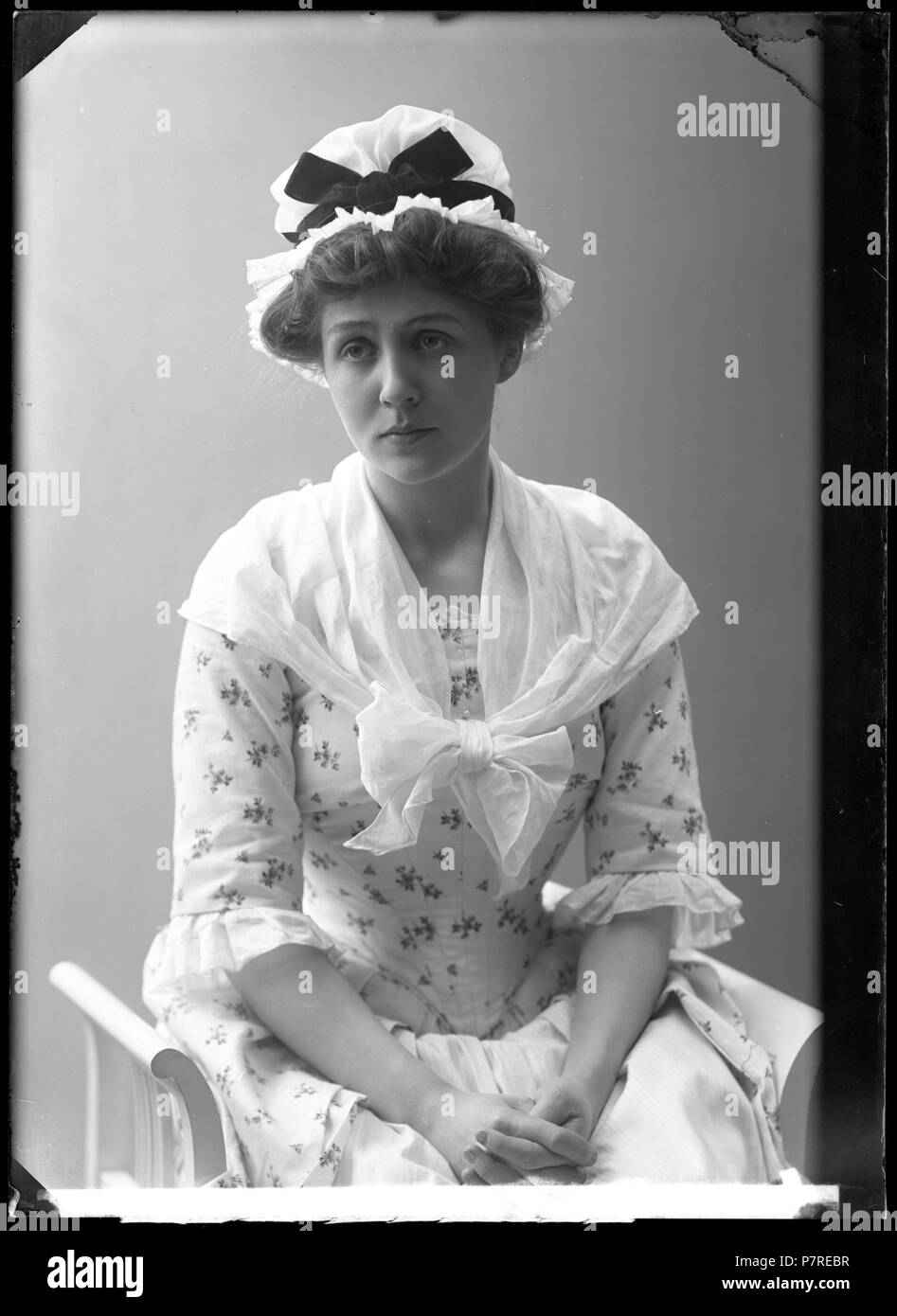 Stina Hedberg (f. Holm) som Rosette i Lek ej med kärleken, Dramatiska teatern 1908. Glasnegativ 356 Stina Hedberg, rollporträtt - SMV - GH068 Stock Photo