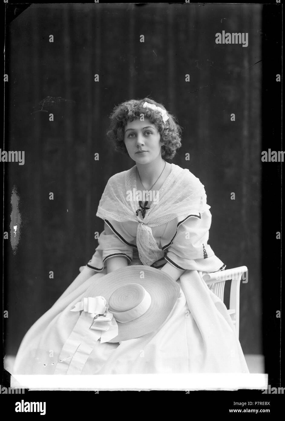 Stina Hedberg (f. Holm) som Emma i Många vänner, Dramatiska teatern 1906. Glasnegativ 356 Stina Hedberg, rollporträtt - SMV - GH063 Stock Photo