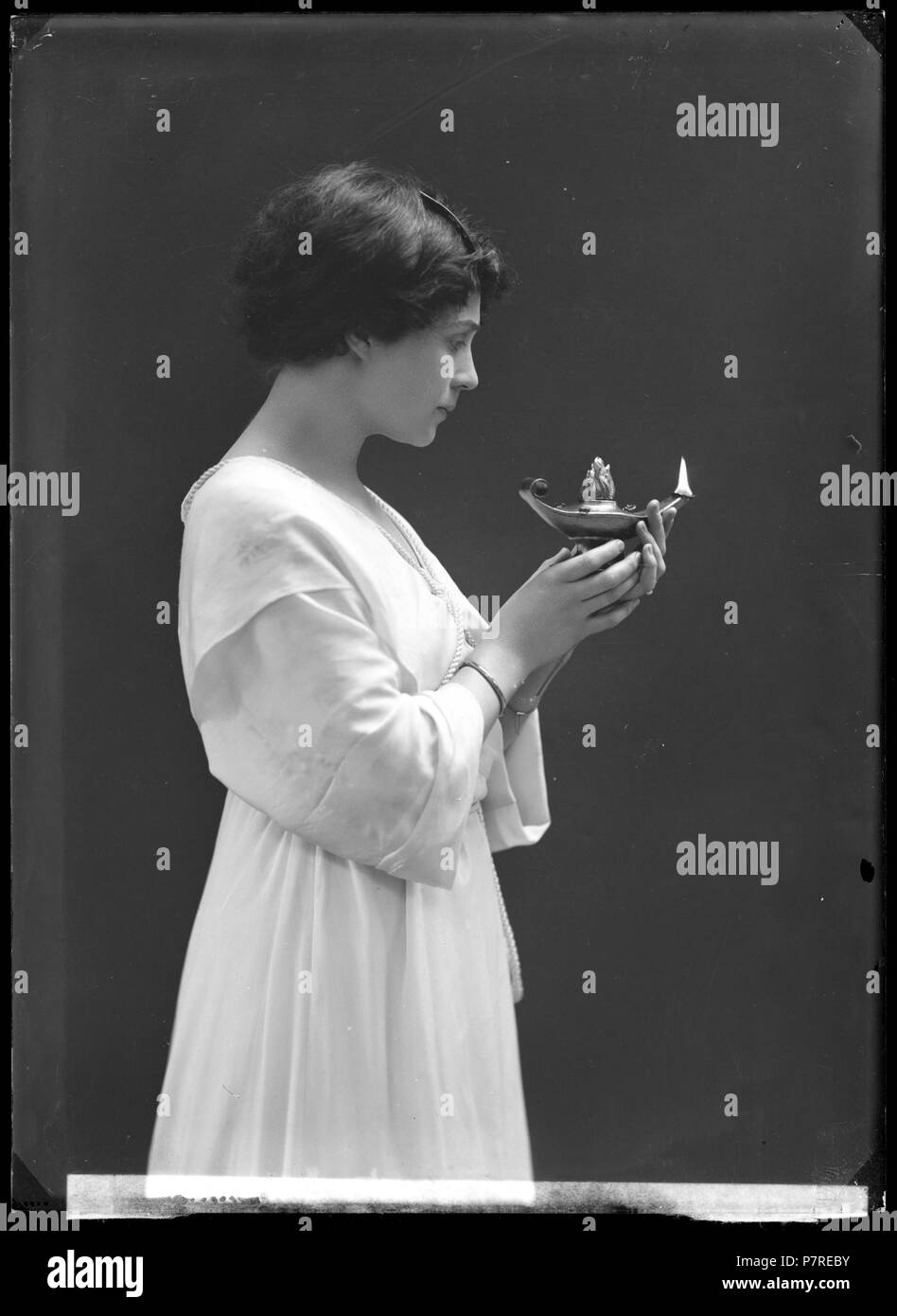 Stina Hedberg (f. Holm) som Diane de Charance i Den fåvitska jungfrun, Dramatiska teatern 1911. Glasnegativ 356 Stina Hedberg, rollporträtt - SMV - GH072 Stock Photo
