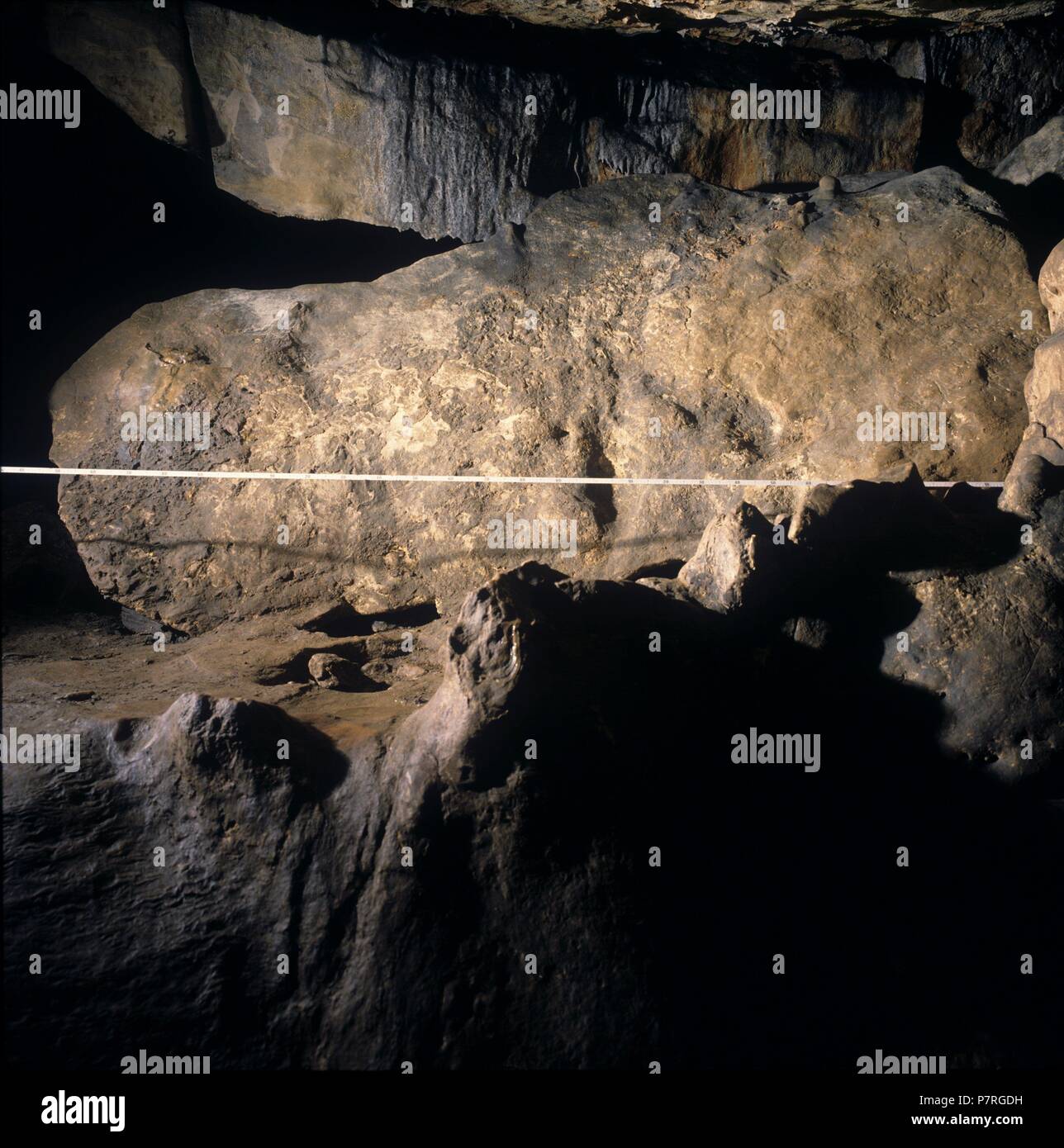 CUEVA DEL REGUERILLO. VISTA GENERAL DEL LIENZO CON GRABADOS ZOOMORFOS.  MADRID, ESPAÑA. Stock Photo