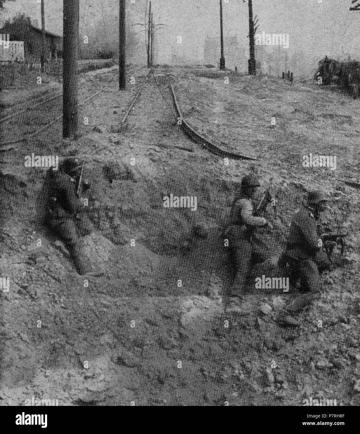 Italiano: Soldati tedeschi della 24. Panzer-Division in azione nella stazione ferroviaria meridionale di Stalingrado il 15 settembre 1942 . 15 September 1942 353 Stalingrad-2 settembre 1942 Stock Photo