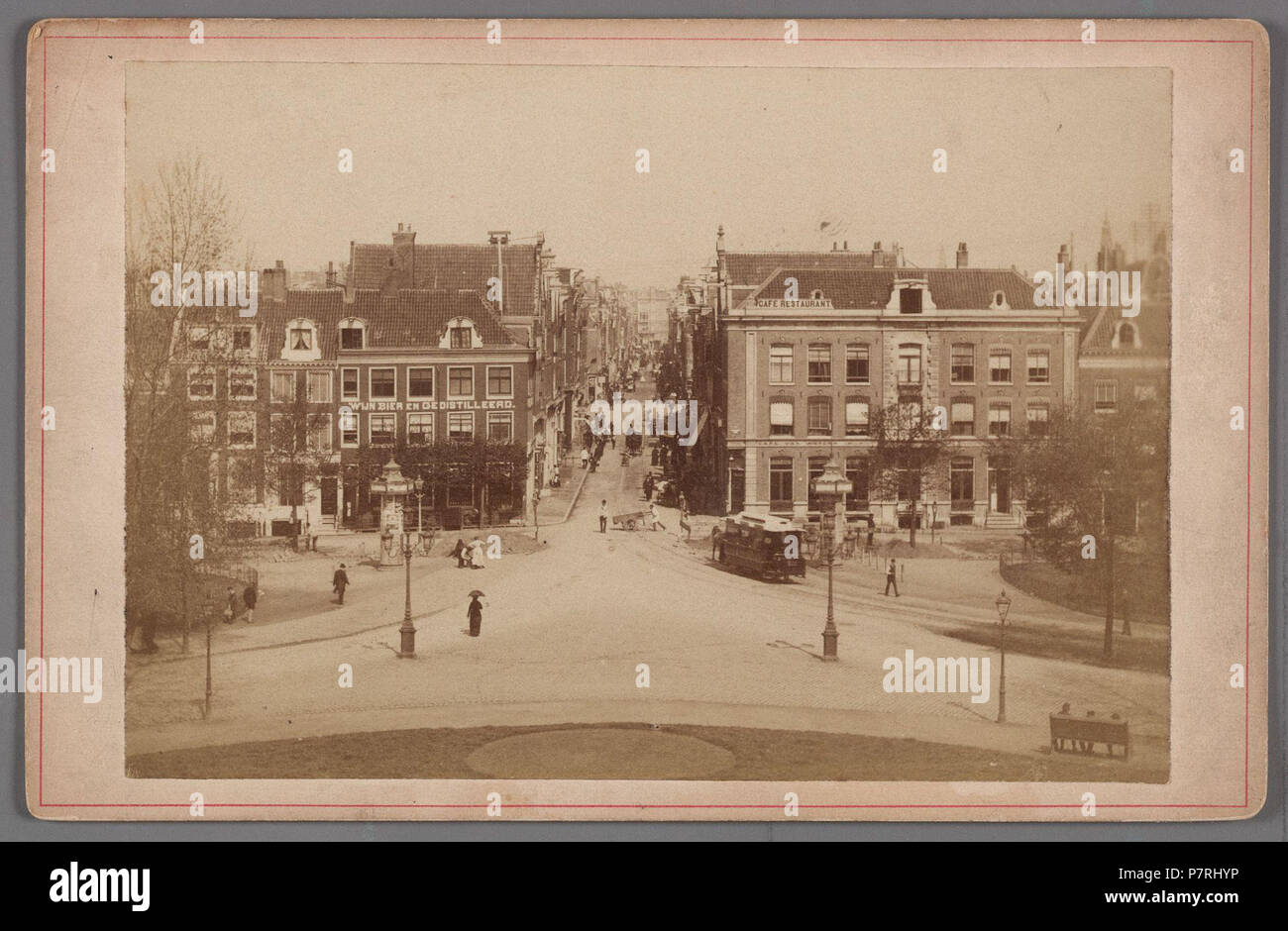 Beschrijving Frederiksplein gezien naar de Utrechtsestraat vanaf het Paleis voor Volksvlijt  Documenttype foto  Vervaardiger Reynet de la Rue, P.H.J.  Rooswinkel, A.T.  Collectie Collectie Stadsarchief Amsterdam: kabinetfoto's  Datering 1882 ca.  Geografische naam Utrechtsestraat  Frederiksplein  Inventarissen http://archief.amsterdam/archief/10005/723  Afbeeldingsbestand 010005000723 Generated with Dememorixer . circa 1882 164 Frederiksplein gezien naar de Utrechtsestraat vanaf het Paleis voor Volksvlijt Stock Photo