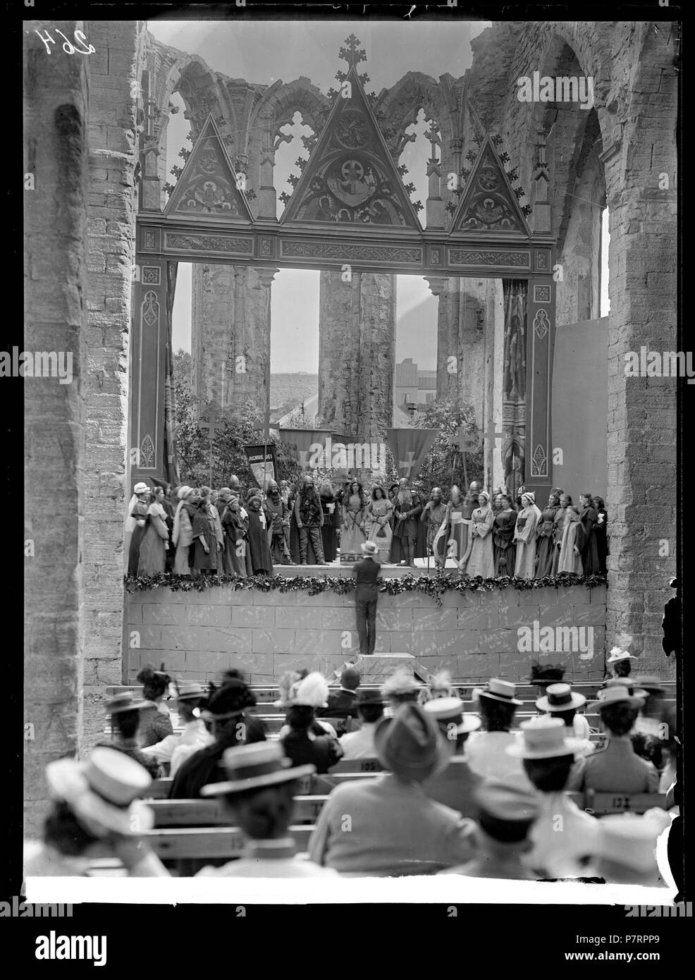 Scen ur det kulturhistoriska spelet Sancta Maria (av Zacharias Topelius) i Sankt Nicolai kyrkoruin i Visby 1901. Med publik i förgrunden. Stort glasnegativ. Bild publicerad i tidningen Idun i augusti 1901 341 Scene from the play Sancta Maria at Sankt Nicolai in Visby 1901 - SMV - StN003 Stock Photo