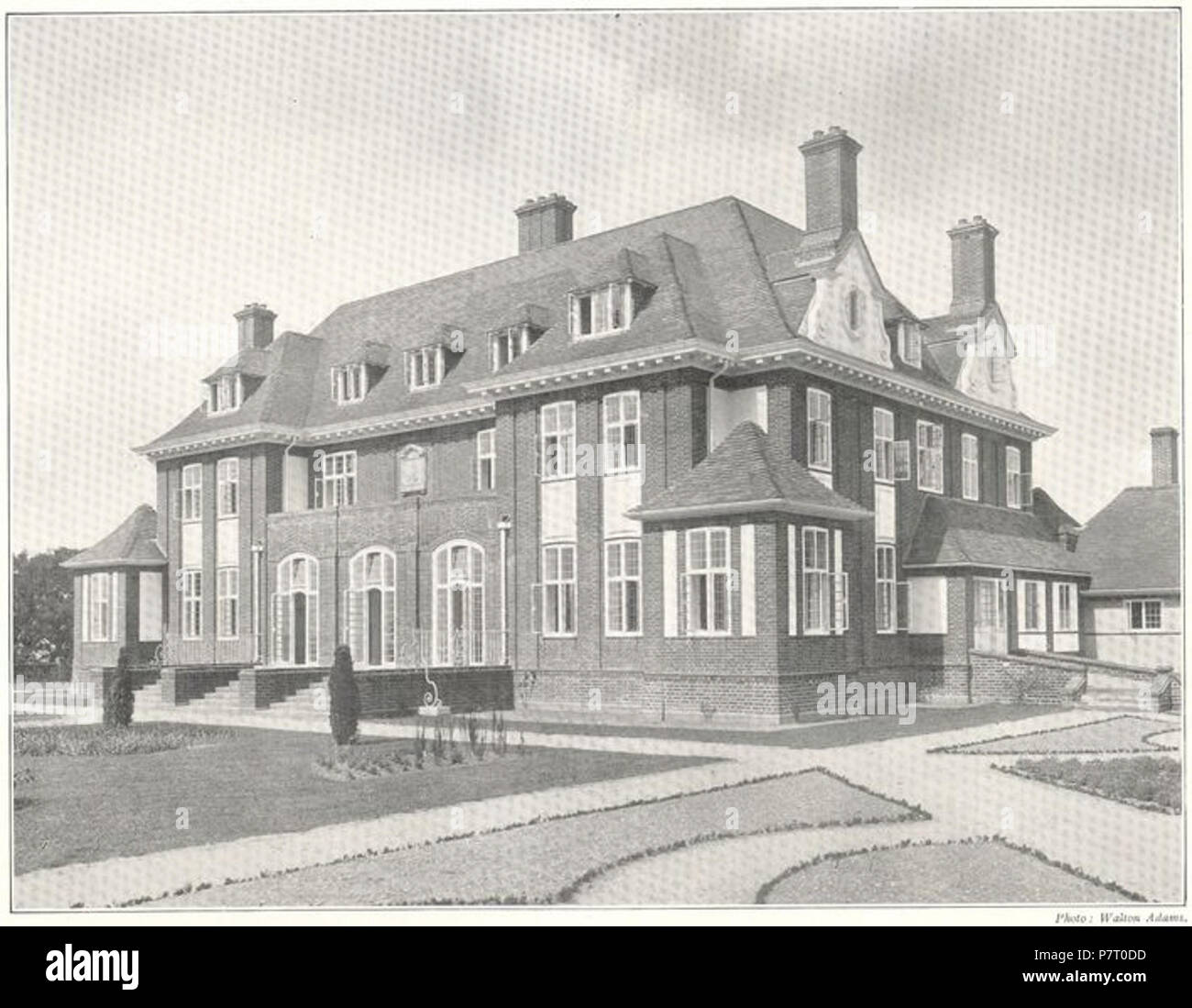 English: Arborfield Court, Arborfield. The garden front. 1900-1909. : House designed by Fairfax B. Wade, London. Photograph by Walton Adams, Reading. From 'The Architectural Review,' 1908.  This is a photo of listed building number 1118123.   . between 1900 and 1909 25 Arborfield Court, 1900-1909 Stock Photo