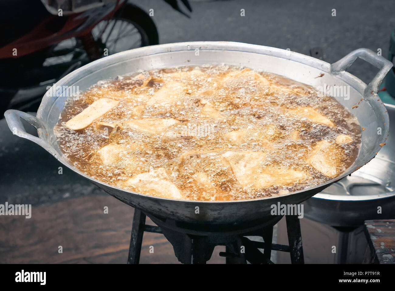 Bubbling hot oil hires stock photography and images Alamy