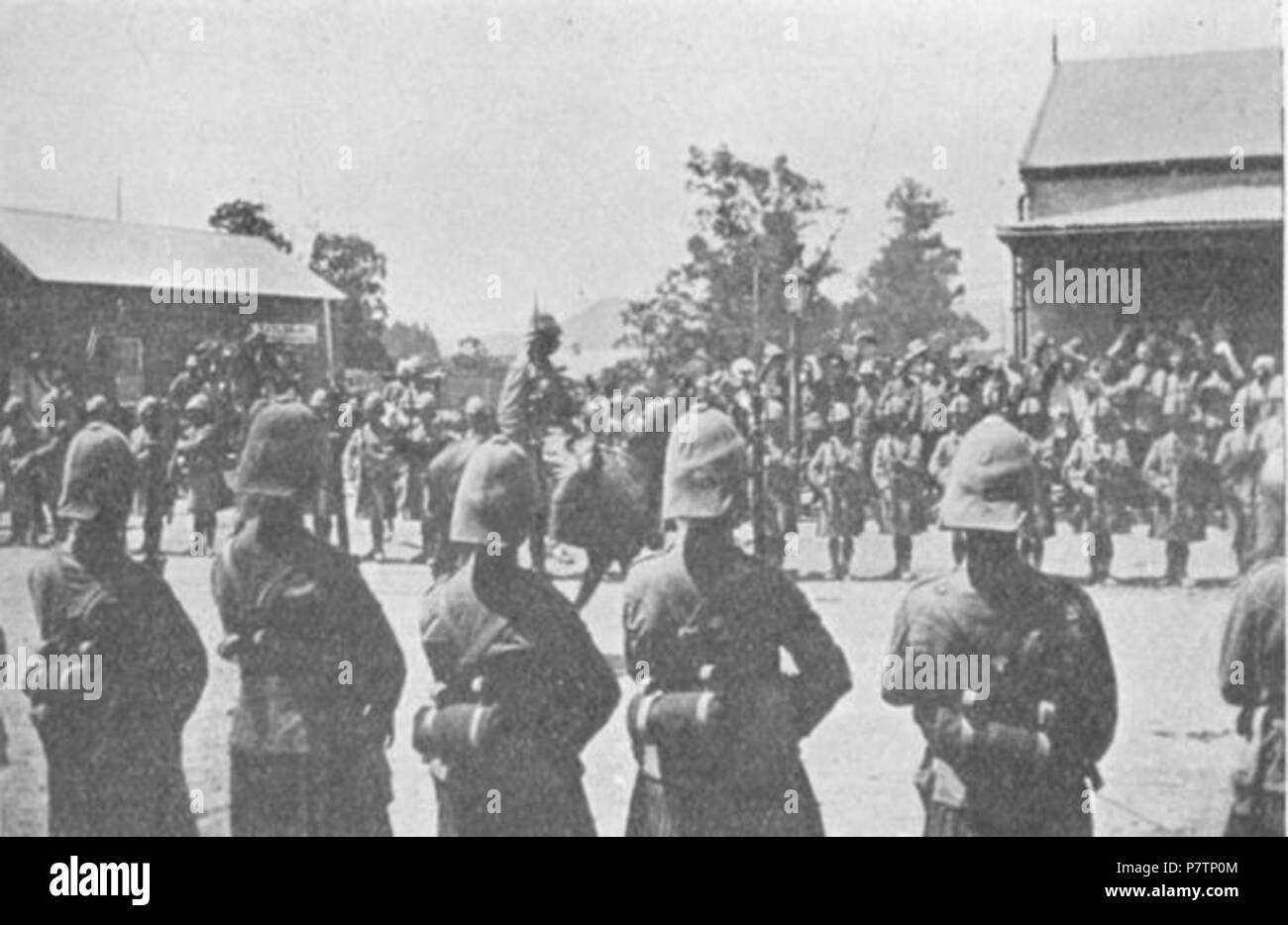 Italiano: Il generale Buller sfila in Ladysmith alla testa delle sue truppe; soldati scozzesi del II battaglione Gordon Highlanders della guarnigione presentano le armi . 1 March 1900 56 Buller a Ladysmith Stock Photo