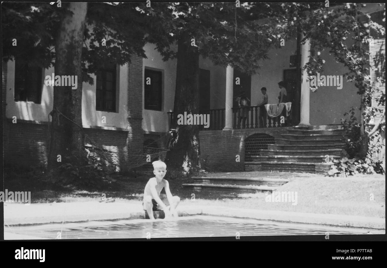 Iran, Teheran (Tehran): Menschen; Ein Knabe sitzt an einem Schwimmbecken, im Hintergrund ein Gebäude. from 1939 until 1940 73 CH-NB - Iran, Teheran (Tehran)- Menschen - Annemarie Schwarzenbach - SLA-Schwarzenbach-A-5-19-014 Stock Photo