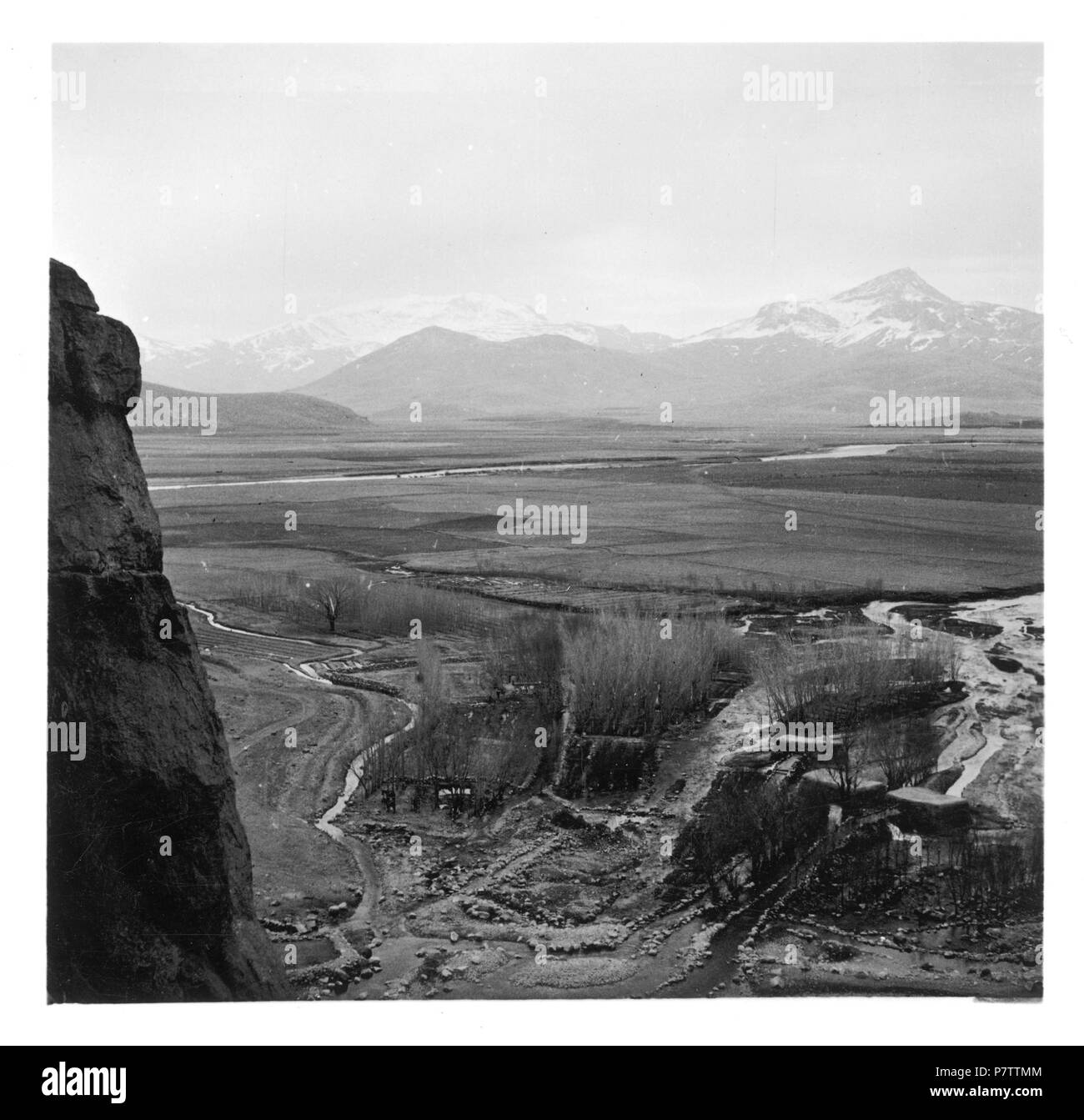 Persien, Bisutun: Landschaft; Karge Ebene mit Fluss im Hintergrund Bergketten. from 1933 until 1934 76 CH-NB - Persien, Bisutun- Landschaft - Annemarie Schwarzenbach - SLA-Schwarzenbach-A-5-04-030 Stock Photo
