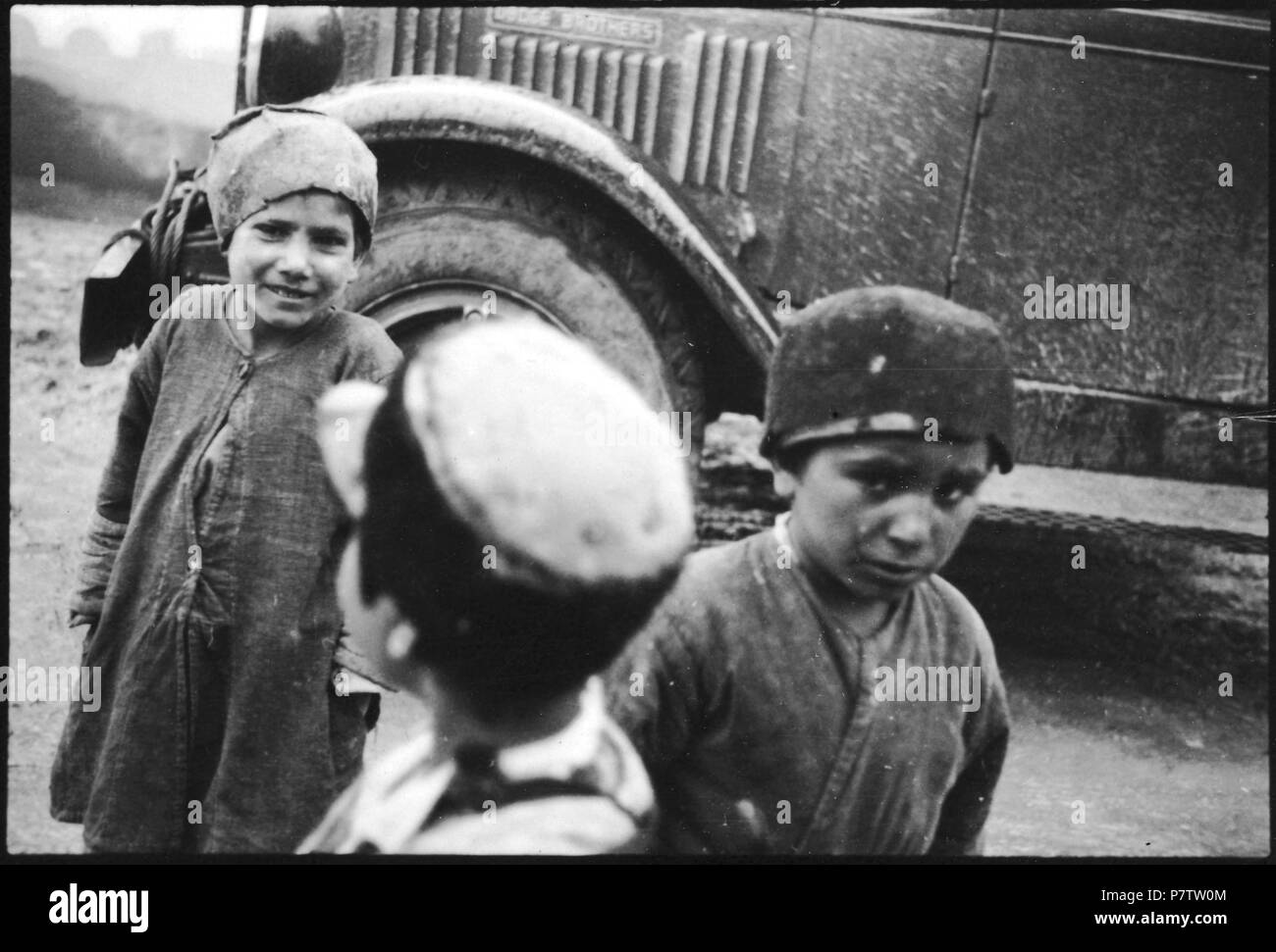 Persien, Persepolis: Kinder; Kinder vor einem Automobil, auf der Fahrt nach Persepolis. from 1933 until 1934 77 CH-NB - Persien, Persepolis- Kinder - Annemarie Schwarzenbach - SLA-Schwarzenbach-A-5-04-196 Stock Photo
