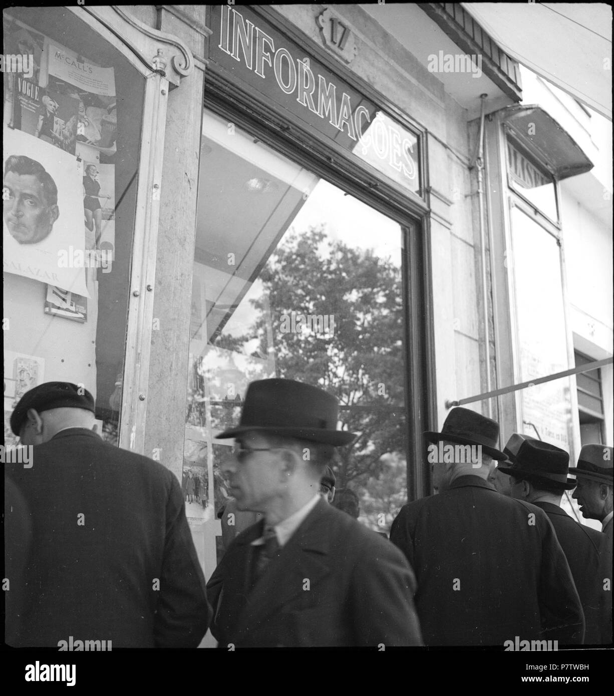 Portugal, Lissabon (Lisboa): Markthalle; Männer vor einem Schaufenster. May 1941 78 CH-NB - Portugal, Lissabon (Lisboa)- Markthalle - Annemarie Schwarzenbach - SLA-Schwarzenbach-A-5-24-050 Stock Photo