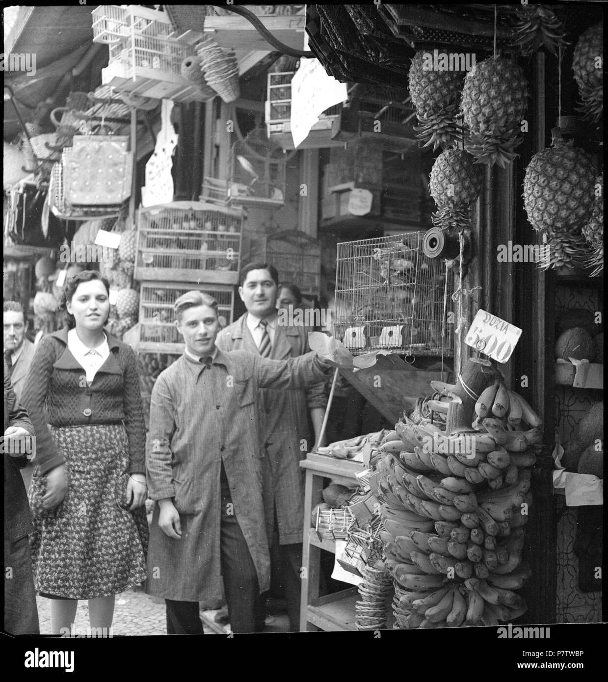 Portugal, Lissabon (Lisboa): Markthalle; Ein Stand mit Ananas, Bananen, Vogelkäfigen, Taschen etc.. May 1941 78 CH-NB - Portugal, Lissabon (Lisboa)- Markthalle - Annemarie Schwarzenbach - SLA-Schwarzenbach-A-5-24-056 Stock Photo