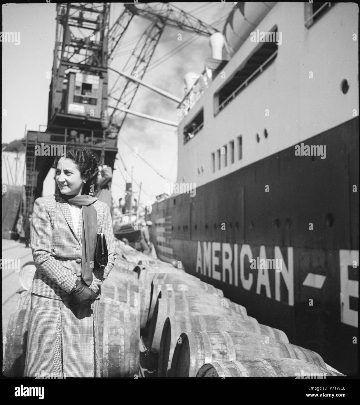 Portugal, Lissabon (Lisboa): Schiff Excambion; Eine Frau neben einem Schiff, das gerade beladen wird. May 1941 79 CH-NB - Portugal, Lissabon (Lisboa)- Schiff Excambion - Annemarie Schwarzenbach - SLA-Schwarzenbach-A-5-24-066 Stock Photo