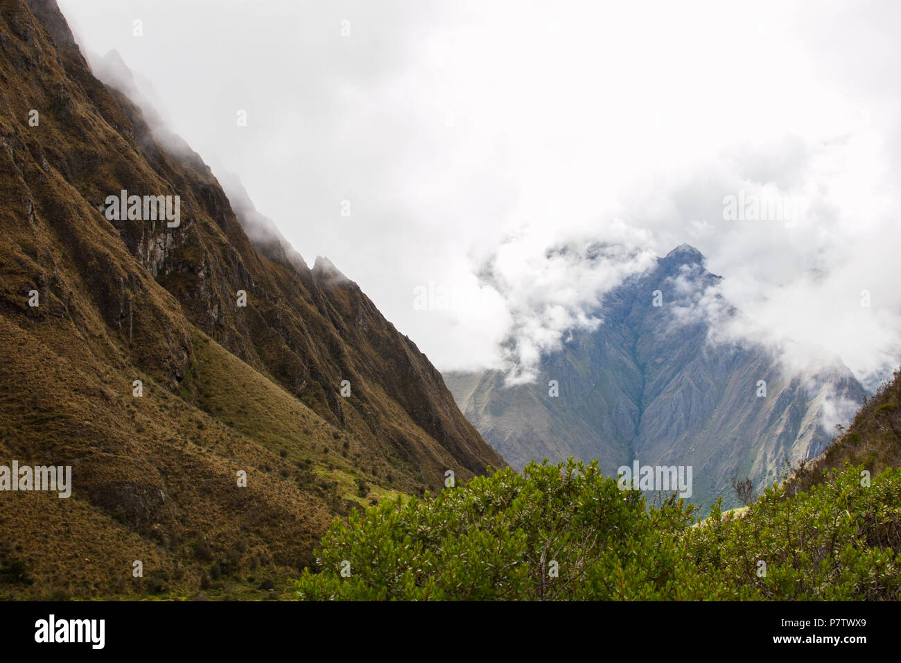 Fog covering mountain peaks hi-res stock photography and images - Alamy