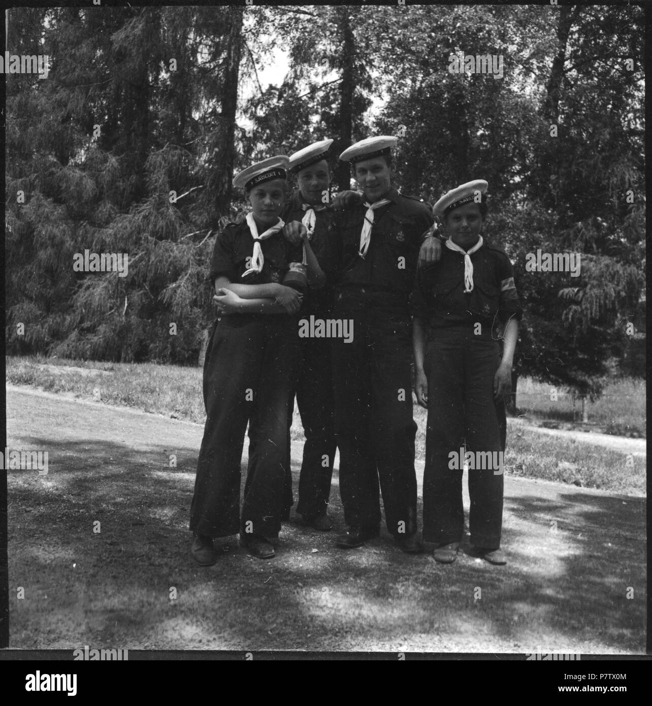 Schweden: Mitsommerfest; Eine Gruppe Jugendlicher in Uniform. June 1937 81 CH-NB - Schweden- Mitsommerfest - Annemarie Schwarzenbach - SLA-Schwarzenbach-A-5-17-251 Stock Photo