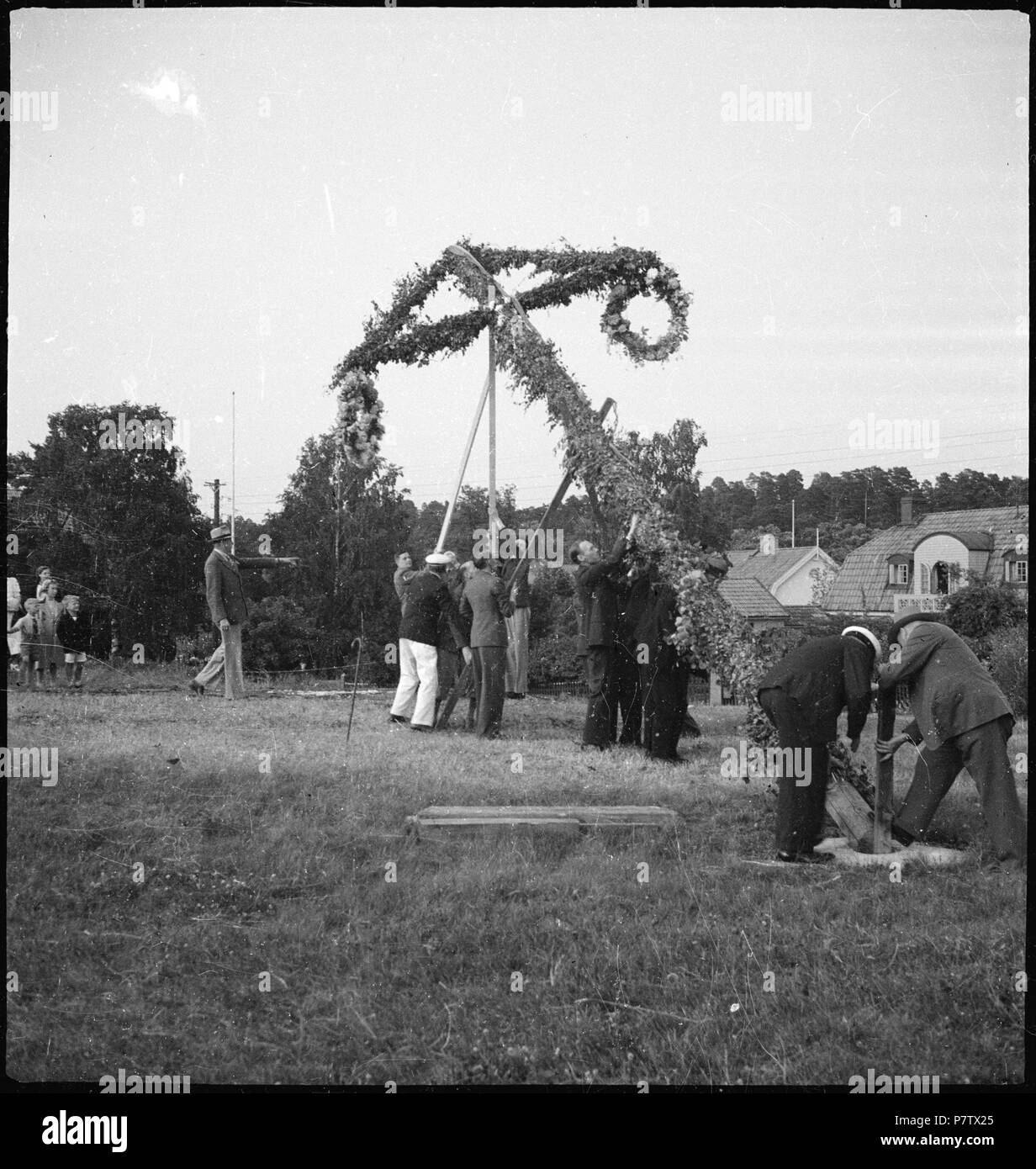 Schweden: Mitsommerfest; Mehrere Männer stellen einen Mittsommerbaum auf. June 1937 81 CH-NB - Schweden- Mitsommerfest - Annemarie Schwarzenbach - SLA-Schwarzenbach-A-5-17-238 Stock Photo