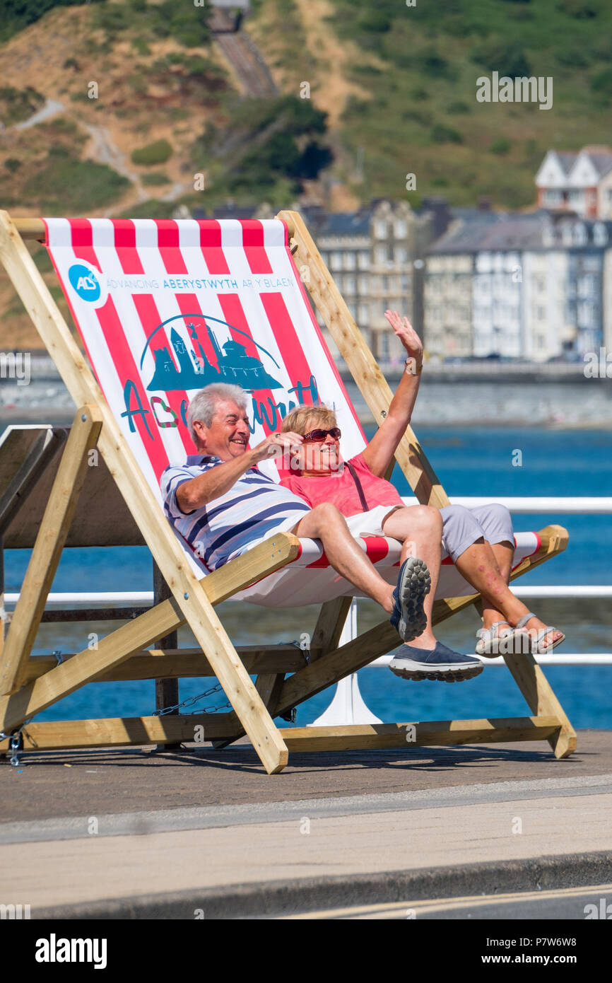 Sitting in deckchairs sunny heatwave hires stock photography and