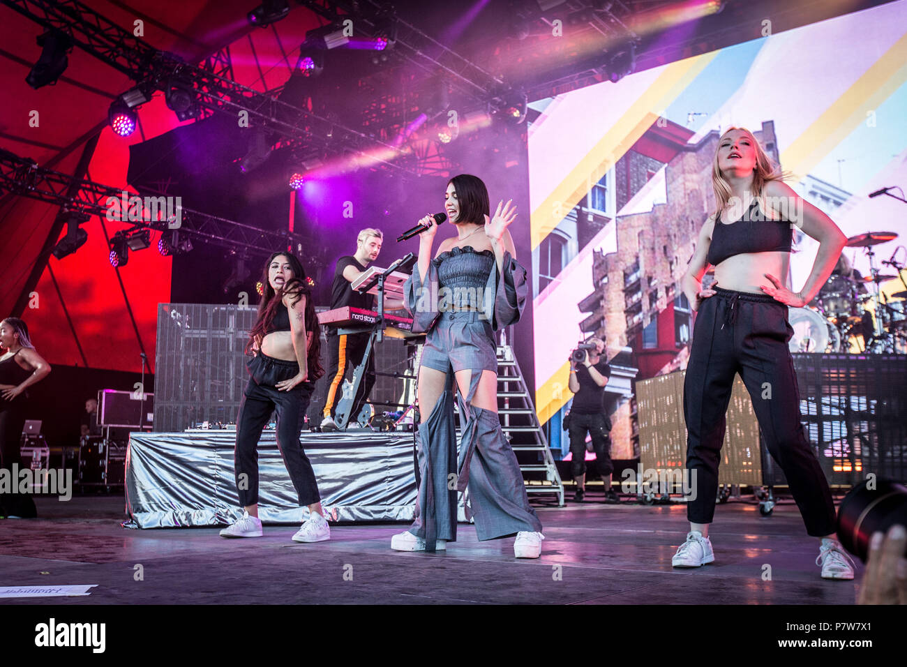 cement Bløde Springe Page 4 - Dua Lipa Performs On Stage High Resolution Stock Photography and  Images - Alamy