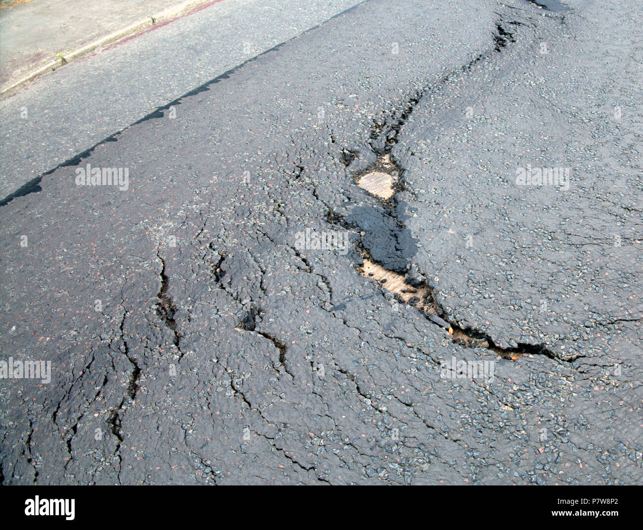 Glasgow, Scotland, UK  8th July. UK Weather:Sunny sizzling weather continues and the road surface folds cracks and breaks as it ripples under the heat the tarmac suffers badly. Gerard Ferry/Alamy news Stock Photo