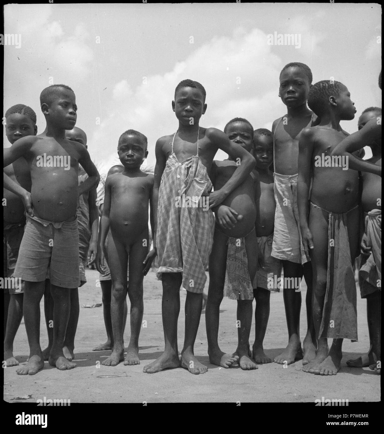 Belgisch-Kongo, Molanda (Malanda): Menschen; Gruppe von teilweise nackten, farbigen Kindern. from May 1941 until March 1942 67 CH-NB - Belgisch-Kongo, Molanda (Malanda)- Menschen - Annemarie Schwarzenbach - SLA-Schwarzenbach-A-5-25-091 Stock Photo