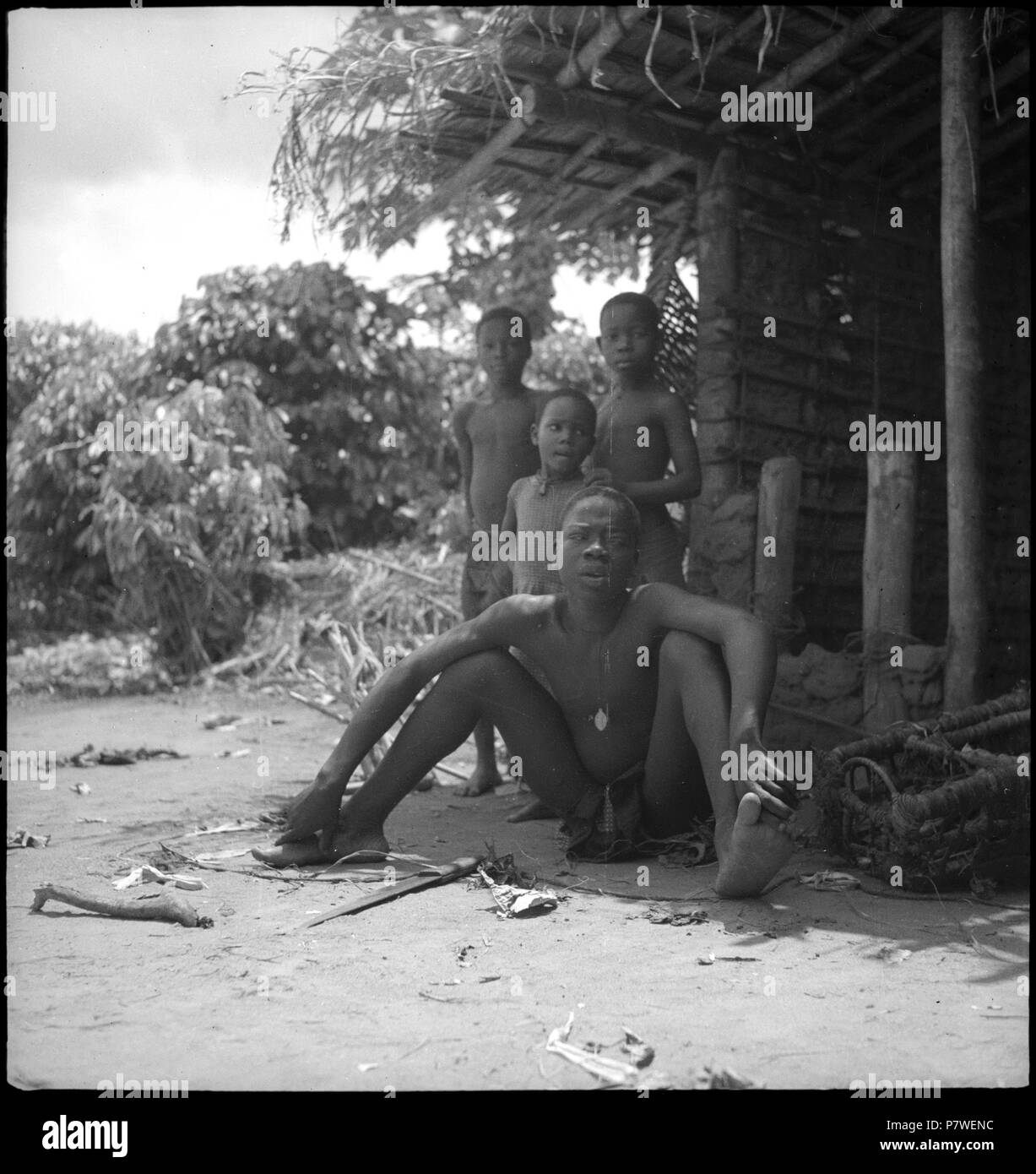 Belgisch Kongo Molanda Malanda Menschen Eine Gruppe Von Nackten Kindern Teilweise Sitzend Am Boden Neben Strauchern Und Einer Hutte From May 1941 Until March 1942 67 Ch Nb Belgisch Kongo Molanda Malanda Menschen