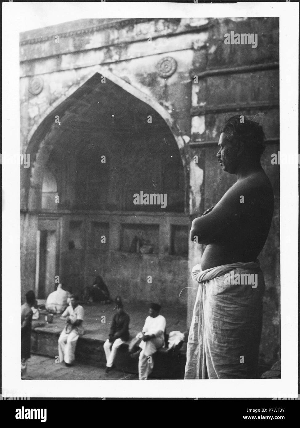 Britisch-Indien, Mandu (Mandav): Menschen; Männer vor einer Mauernische. from 1939 until 1940 68 CH-NB - Britisch-Indien, Mandu (Mandav)- Menschen - Annemarie Schwarzenbach - SLA-Schwarzenbach-A-5-23-055 Stock Photo