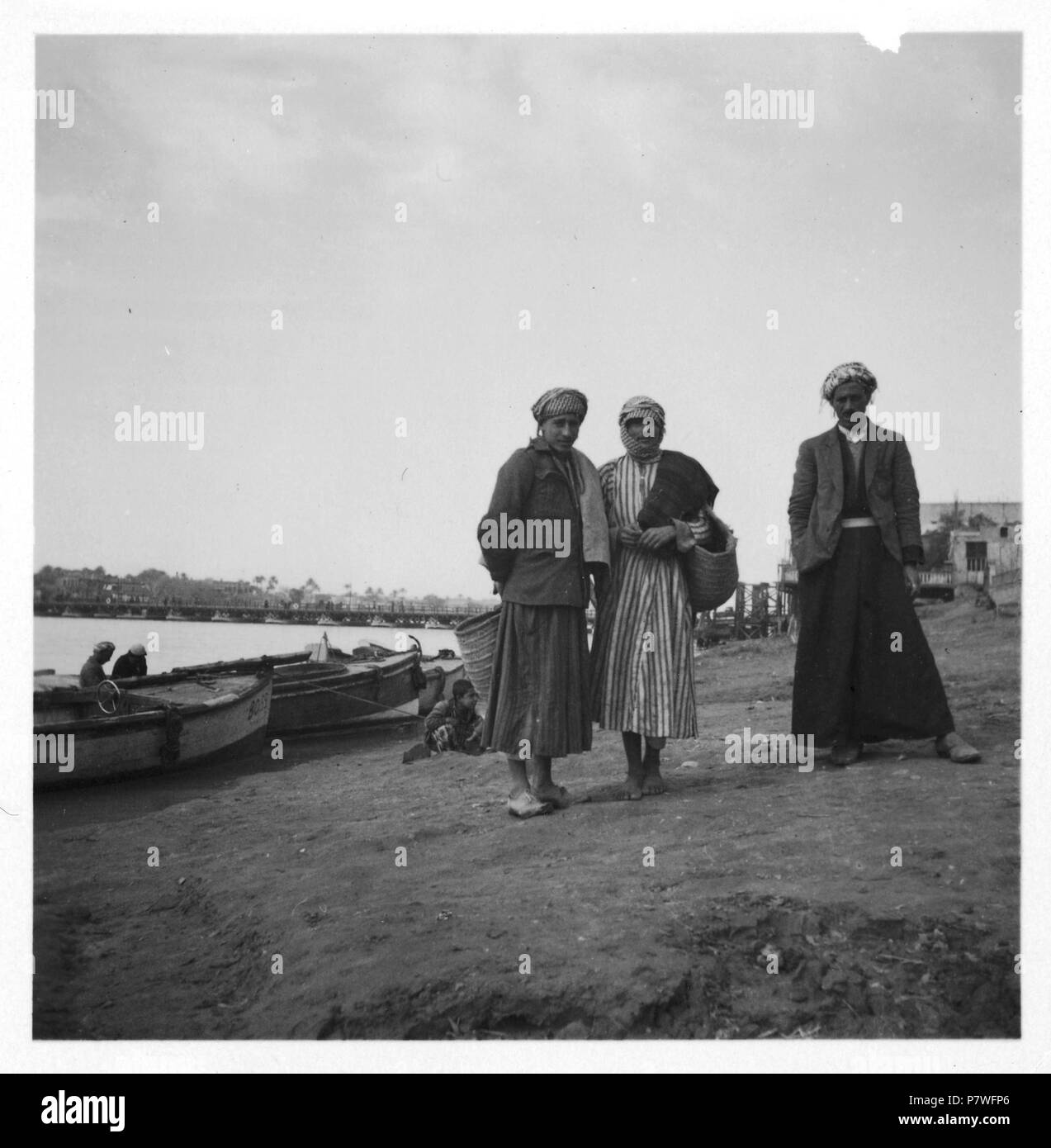 Irak, Bagdhad (Bagdad): Tigris; Männer am Ufer des Tigris. from 1933 until  1934 72 CH-NB - Irak, Bagdhad (Bagdad)- Tigris - Annemarie Schwarzenbach -  SLA-Schwarzenbach-A-5-03-257 Stock Photo - Alamy
