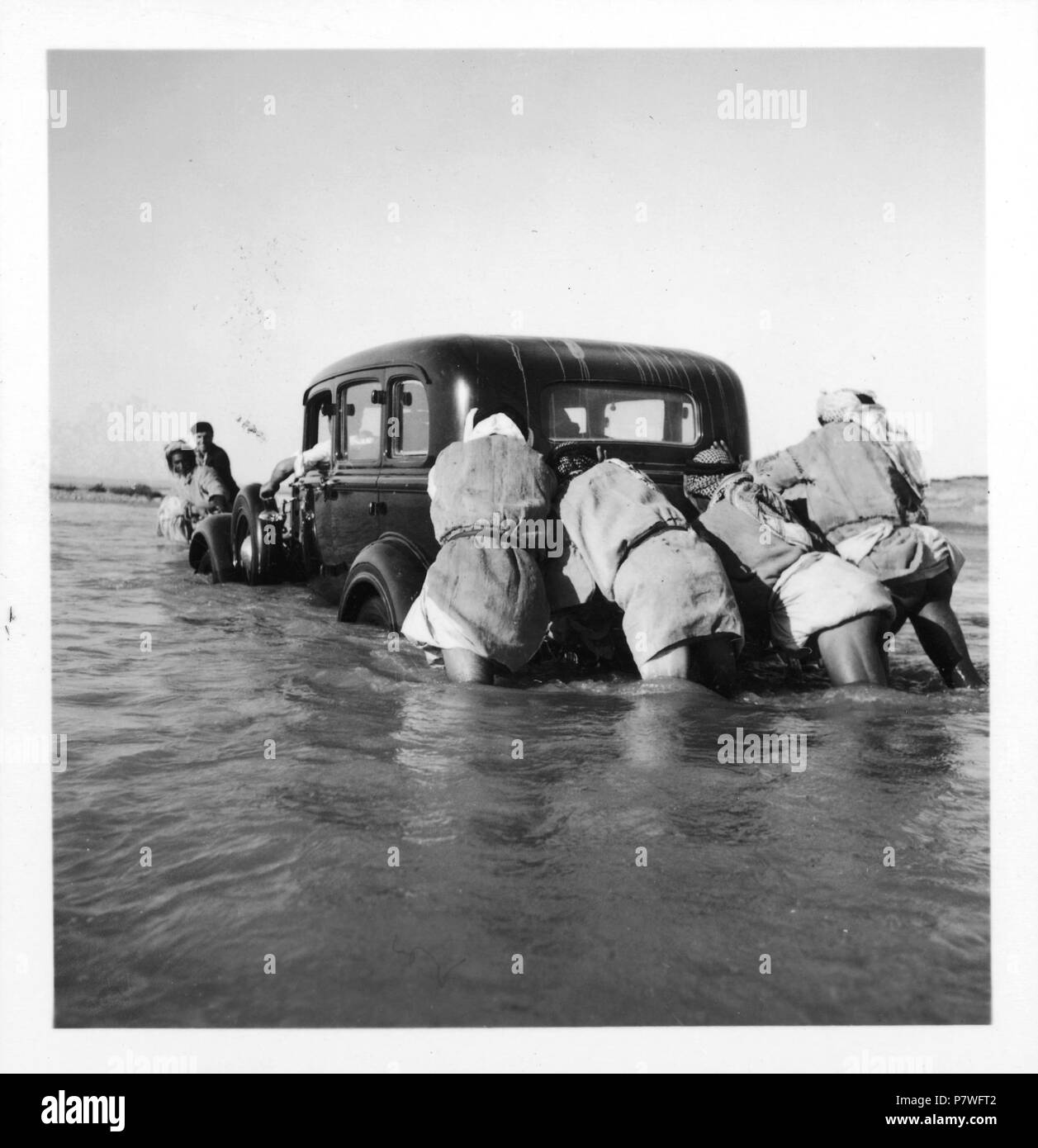 Irak, Mossul: Grosse Zab; Durchquerung des Flusses mit dem Automobil. from 1935 until 1935 72 CH-NB - Irak, Mossul- Grosse Zab - Annemarie Schwarzenbach - SLA-Schwarzenbach-A-5-05-129 Stock Photo