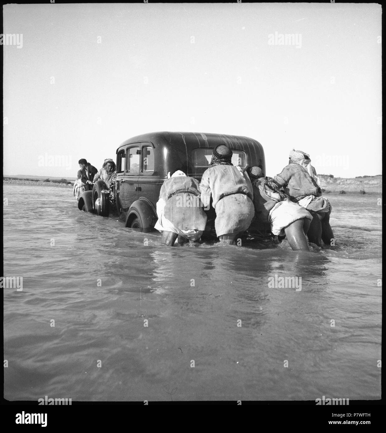 Irak, Mossul: Grosse Zab; Durchquerung des Flusses mit dem Automobil. from 1935 until 1935 72 CH-NB - Irak, Mossul- Grosse Zab - Annemarie Schwarzenbach - SLA-Schwarzenbach-A-5-05-132 Stock Photo