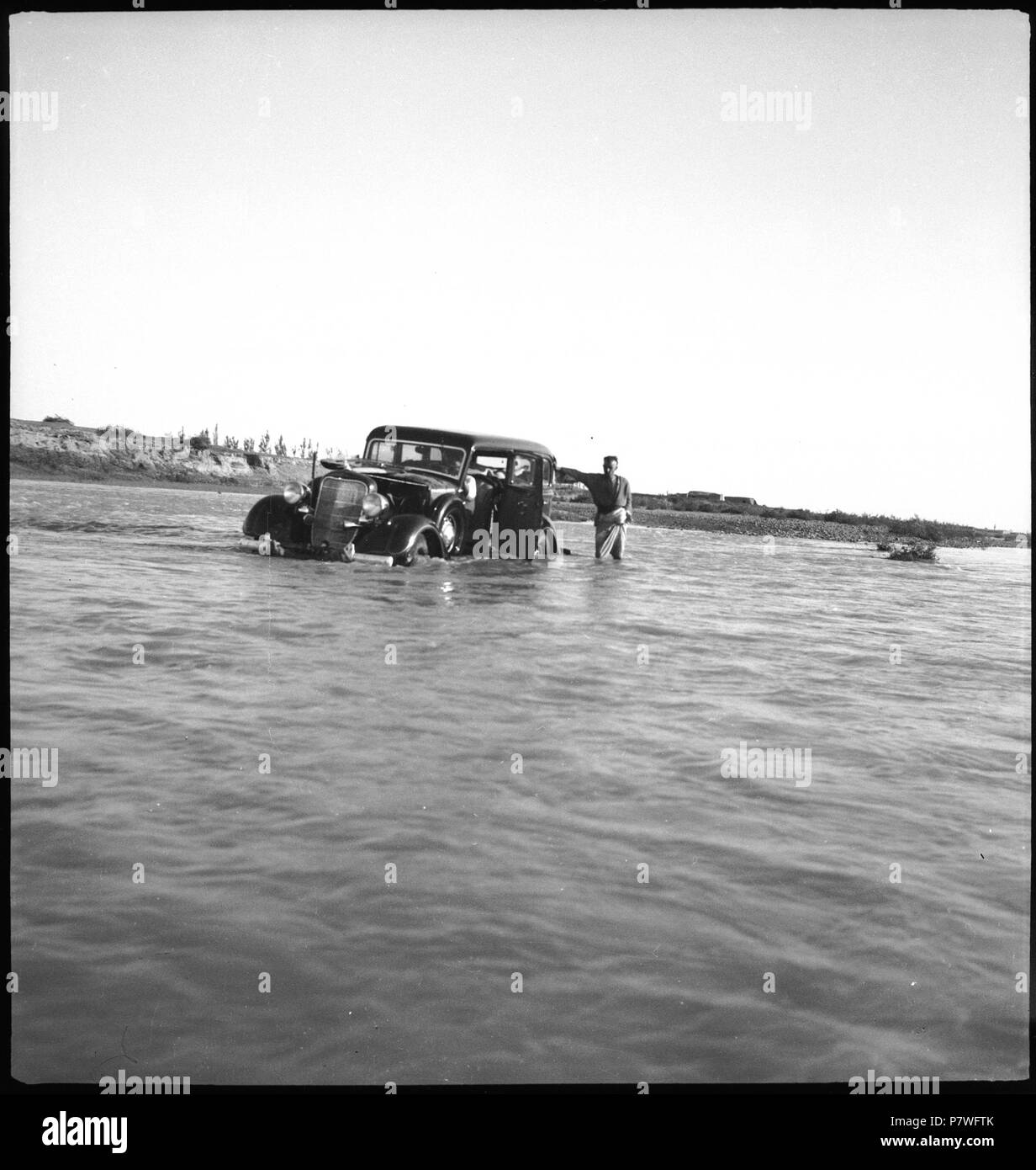 Irak, Mossul: Grosse Zab; Durchquerung des Flusses mit dem Automobil. from 1935 until 1935 72 CH-NB - Irak, Mossul- Grosse Zab - Annemarie Schwarzenbach - SLA-Schwarzenbach-A-5-05-136 Stock Photo
