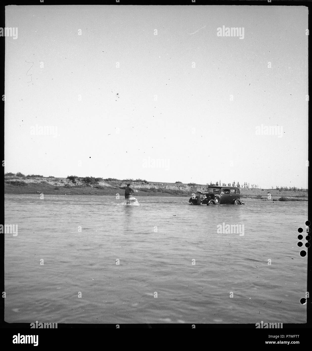 Irak, Mossul: Grosse Zab; Durchquerung des Flusses mit dem Automobil. from 1935 until 1935 72 CH-NB - Irak, Mossul- Grosse Zab - Annemarie Schwarzenbach - SLA-Schwarzenbach-A-5-05-133 Stock Photo