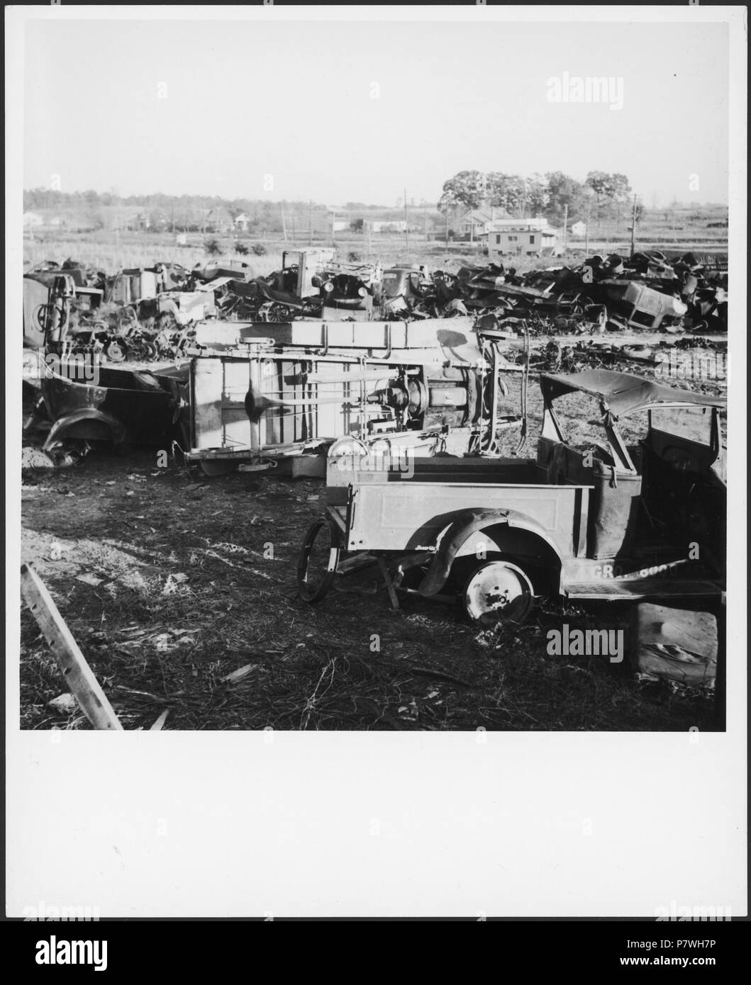 USA, Athens/TN: Autofriedhof; Autowracks auf einer Wiese. from 1936 until 1938 85 CH-NB - USA, Athens-TN- Autofriedhof - Annemarie Schwarzenbach - SLA-Schwarzenbach-A-5-10-212 Stock Photo