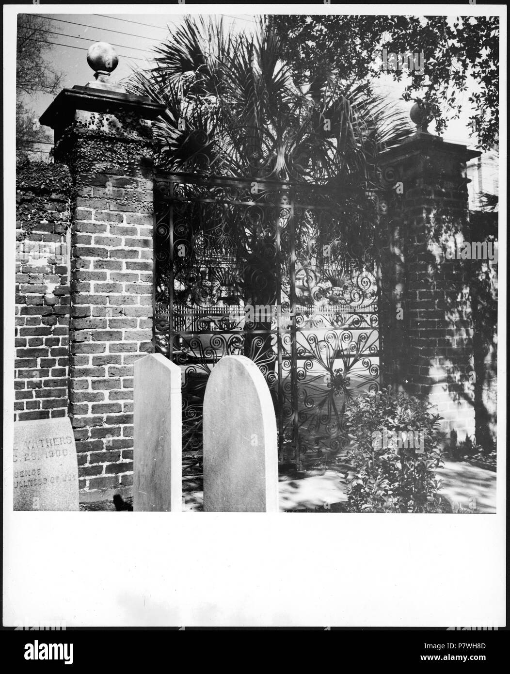 USA, Charleston/SC: Friedhof; Grabsteine und Eisentor der St. Michaels Episcopal Church. from 1936 until 1938 85 CH-NB - USA, Charleston-SC- Friedhof - Annemarie Schwarzenbach - SLA-Schwarzenbach-A-5-09-007 Stock Photo