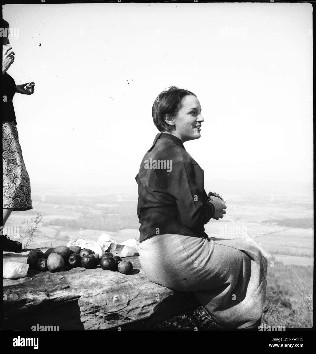 USA, Monteagle/TN: Highlander Folk School; Eine Frau sitzt auf einem Felsen. from 1936 until 1938 86 CH-NB - USA, Monteagle-TN- Highlander Folk School - Annemarie Schwarzenbach - SLA-Schwarzenbach-A-5-10-123 Stock Photo