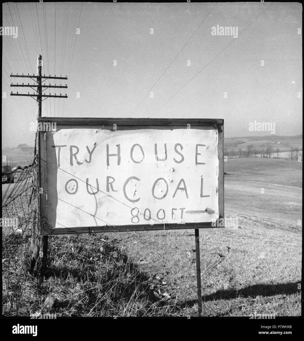 USA, Mount Pleasant/PA: Kohle; Schild mit der Aufschrift 'Try our house coal 800 ft'. from 1936 until 1938 86 CH-NB - USA, Mount Pleasant-PA- Kohle - Annemarie Schwarzenbach - SLA-Schwarzenbach-A-5-11-309 Stock Photo